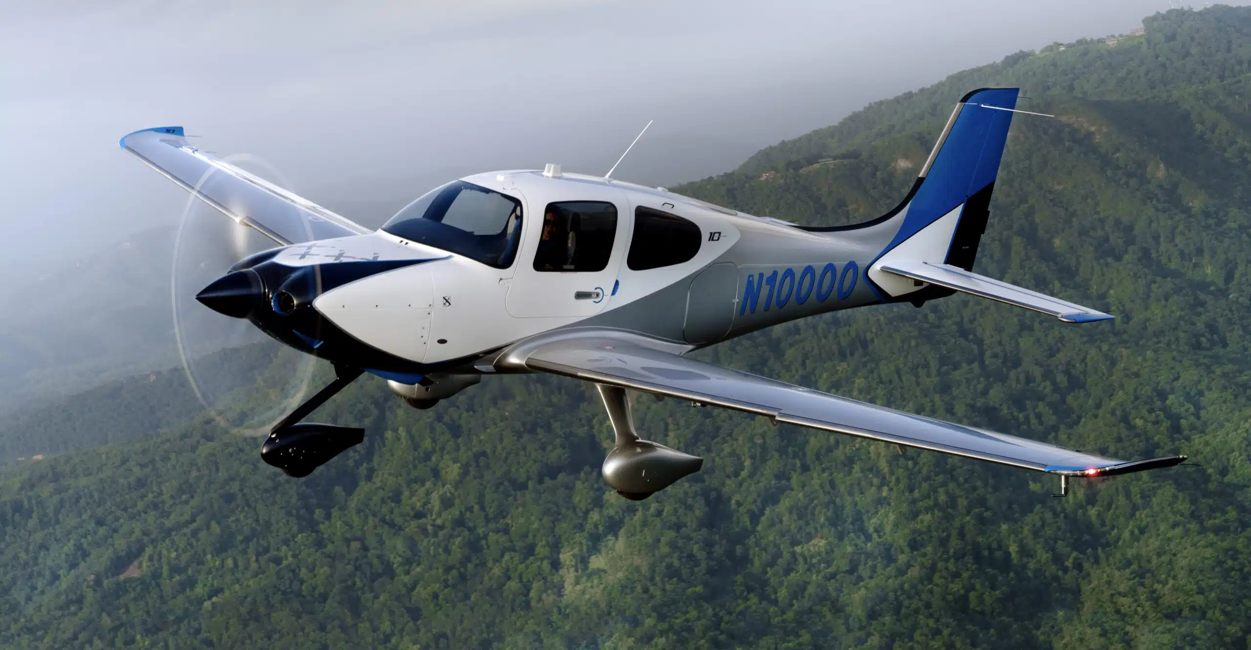Cirrus Celebrates 10,000 SR Series Deliveries with Limited Edition Aircraft