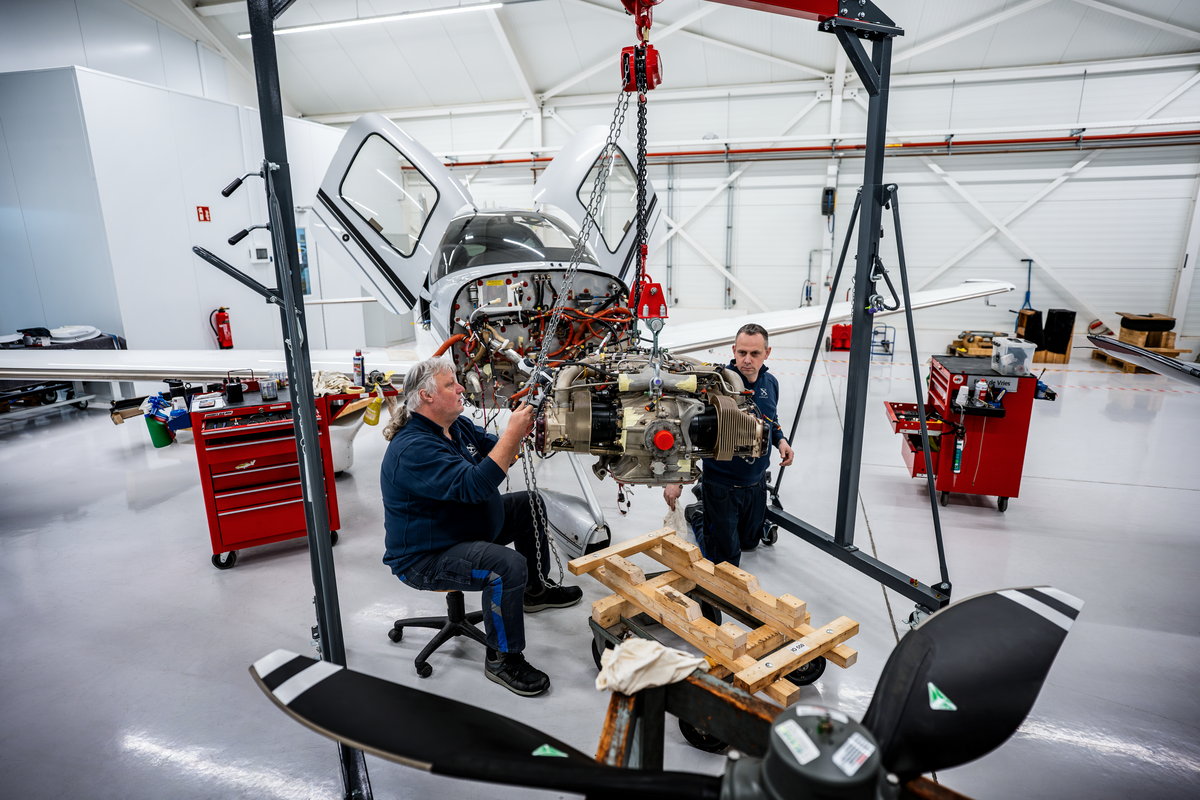 Technicians performing an engine removal on a Cirrus SR Series aircraft in the Cirrus Netherlands hangar